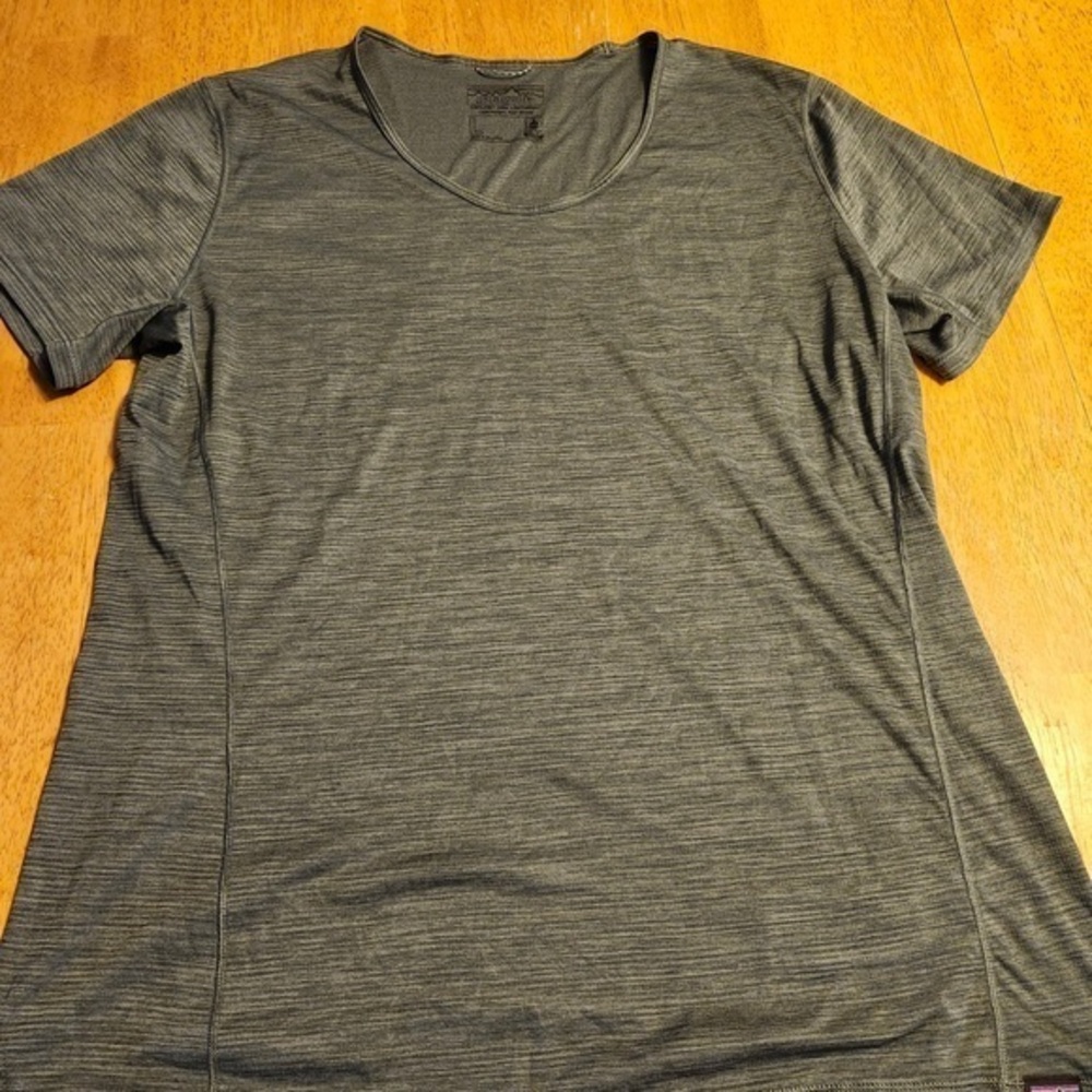 Gray Short Sleeve Athletic Top by Patagonia Size Lage